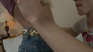 adolescentes rubias recortado amateur dedos masturbación primer plano lamiendo coño dormitorio coño afeitado