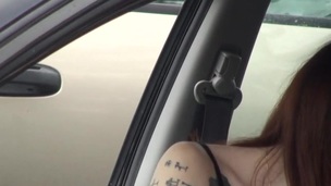 sugande brunett tonåring avsugning amatör bilen nära upp tatuering piercing fönstertittare