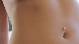 brunette tiener pornoster massage masturbatie close up grote tieten olie